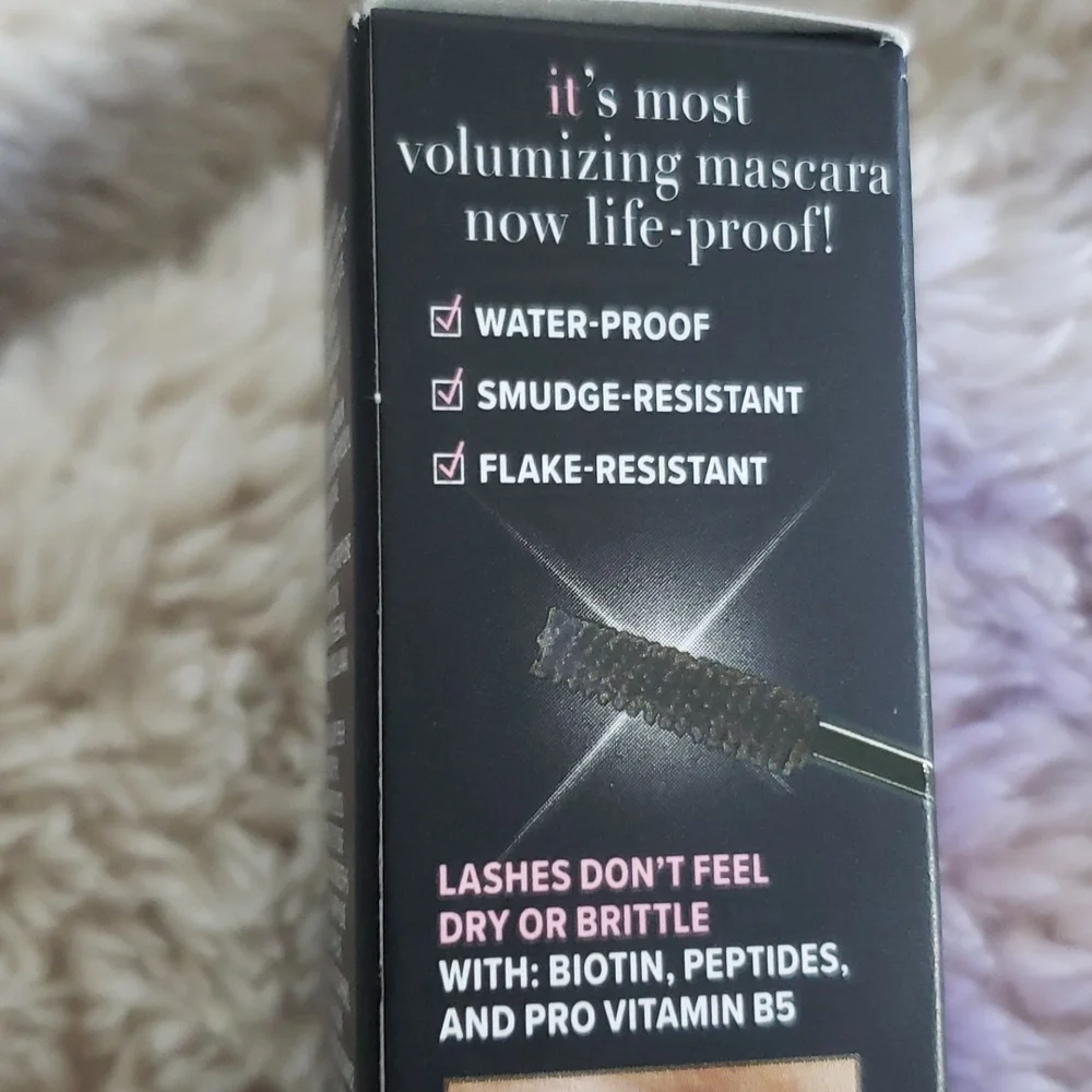 IT COSMETICS SUPERHERO VOLUMIZING WATERPROOF MASCARA.